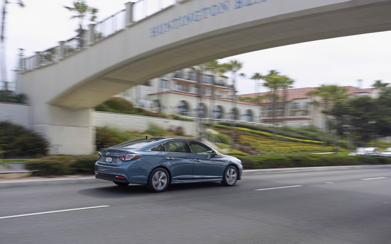 Illustration for article titled The Hyundai Sonata Hybrid Is A Great Cruiser But Barely A Fuel MiserÂ